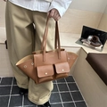 Borsa tote marrone in pelle martellata con tasche frontali e tracolla lunga per donna - Marrone