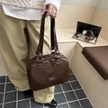 Borsa a mano da donna in vernice lucida marrone scuro con anelli in metallo argento - Marrone