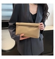 Dettaglio della pochette a busta in pelle intrecciata kaki con texture Intrecciato - Cachi