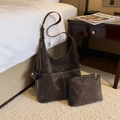 Set borsa tote minimalista marrone caffè con cuciture a contrasto su sfondo morbido - Marrone