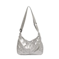 Silberne Stepp-Schultertasche mit Schleifenprägung und verstellbarem Nylonriemen - Silber