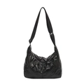 Glänzende schwarze Stepptasche mit Schleifenmuster und gepolstertem Puffer-Material - Schwarz