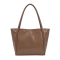 Dunkelbraune Shopper-Tasche aus Lackleder mit glänzendem Finish und langen Schulterriemen - Braun