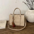 Bolso de mano tejido beige con dije de pompón y correa ajustable para mujer - Con Colgante / Blanco Roto