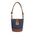 Secchiello chic in denim e pelle marrone con fibbia dorata e tracolla annodata - Blu scuro