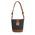 Secchiello chic in denim e pelle marrone con fibbia dorata e tracolla sottile in pelle - Nero