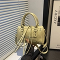 Gelbe glänzende Boston-Tasche aus Leder mit silbernen Nieten und langen Fransen für Damen - Gelb