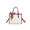 Kontrast-Handtasche mit Seidenschal, roten Griffen und goldener Fashion & Bags Aufschrift - Rot