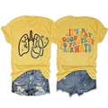 Dettaglio fronte e retro della t-shirt gialla con slogan e pantaloncini in denim blu - Giallo