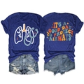 Dettaglio del set t-shirt blu reale e pantaloncini di jeans strappati con stampa - blu retrò