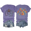 Dettaglio della maglietta viola con stampa 'it's a good day to protect airways' e jeans - Viola (Stampa Nera)