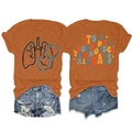 Dettaglio della t-shirt arancione con motivi respiratori e slogan retrò con pantaloncini - Arancione Bruciato (Stampa Nera)