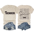 Detailansicht des Senior 2026 T-Shirts mit Absolventen-Druck und zerrissenen Jeans - S / Sand (Schwarze Schrift)