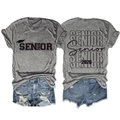 Detailansicht Vorder- und Rückseite graues T-Shirt Senior 2026 mit Abschlussdrucken - S / Dunkelgrau (Schwarze Schrift)