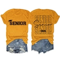 Detailansicht Vorder- und Rückseite des senfgelben Senior 2026 T-Shirts mit Denim-Shorts - S / Senfgelb (Schwarze Schrift)