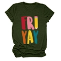 Detail van creatieve Fri Yay print met potlood en liniaal op donkergroen katoenen T-shirt - S / Legergroen