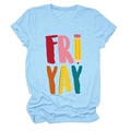 Detail van de 'FRI YAY' grafische print met potlood en liniaal op blauw T-shirt - S / Lichtblauw