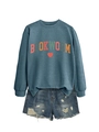 Dettaglio felpa verde acqua Bookworm con lettere arcobaleno e shorts in denim usurati - Taglia S / Blu (Font Nero)