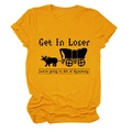 Details eines gelben T-Shirts mit Vintage-Pixelgrafik, Kutsche und Slogan-Aufdruck - S / Senfgelb (Schwarze Schrift)