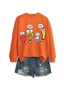 Detail von orangefarbenem Sweatshirt mit Comic-Prints und hellblauen Denim-Shorts - S / Orange