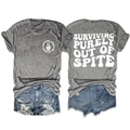 Detailansicht eines grauen T-Shirts mit künstlerischer Typografie und Denim-Shorts - S / Dunkelgrau (Weißes Logo)