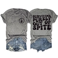 Flach liegendes graues T-Shirt mit schwarzem Spruch und blauen Jeans-Shorts mit Rissen - S / Dunkelgrau (Schwarzes Logo)