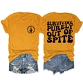 Detailansicht des T-Shirts mit Spruch und Jeans-Shorts in kräftigem Senfgelb und Blau - S / Senfgelb (Schwarzes Logo)