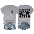 Camiseta gris con texto Surviving Purely Out of Spite y pantalones cortos de jean - Gris Claro (Logo Negro)