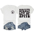 Detalle del texto Surviving Purely Out of Spite en camiseta blanca y shorts de mezclilla - Blanco (Logo Negro)
