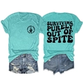 Detalle del texto Surviving Purely Out of Spite en camiseta menta y shorts vaqueros - Verde Azulado (Logo Negro)