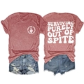 Vista frontal y trasera de la camiseta roja con texto Surviving purely out of spite - Oro Rosa (Logo Blanco)