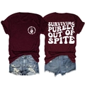 Camiseta granate de cuello redondo con eslogan SURVIVING PURELY OUT OF SPITE - Rojo Vino (Logo Blanco)