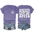 Camiseta morada en plano con el estampado 'Surviving Purely Out Of Spite' detrás - Violeta (Logo Blanco)