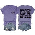 Vista frontal y trasera de una camiseta morada con estampado SURVIVING PURELY OUT OF SPITE - Violeta (Logo Negro)