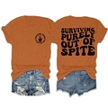 Detalle del gráfico Surviving Purely Out of Spite en la camiseta naranja y pantalones cortos - Naranja Quemado (Logo Negro)