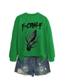 Dettaglio felpa verde oversize con grafica a corvo e pantaloncini di jeans sfrangiati - S / Felpa Verde Erba (Grafica Nera)
