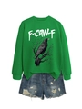 Dettaglio flat lay di felpa verde con grafica aquila e pantaloncini in denim strappati - S / Felpa Verde Erba (Grafica Bianca)