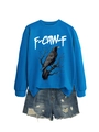 Dettaglio della felpa blu con stampa a corvo e pantaloncini in denim sfrangiati da donna - S / Felpa Blu Lago (Grafica Bianca)
