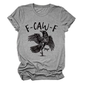 Detail van de kraai-illustratie en F-CAW-F-tekst op het donkergrijze katoenen t-shirt - Donkergrijs (Zwarte Tekst) / S