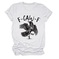 Detail des Raben-Grafikdrucks und F-CAW-F-Schriftzugs auf weißem Baumwoll-T-Shirt - S / Oberteile / Sand (Schwarzer Text)