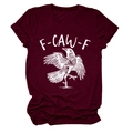 Detail eines burgunderroten T-Shirts mit F-caw-f Text und weißem Krähen-Grafikdruck - S / Oberteile / Weinrot (Weißen Text)