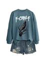 Dettaglio della felpa grigio-blu con grafica aquila e pantaloncini in denim usurati - S / Felpa Blu (Testo Bianco)