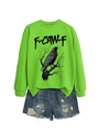 Felpa verde neon con stampa di corvo e pantaloncini di jeans blu strappati su sfondo bianco - S / Felpa Verde Neon (Grafica Nera)