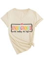 Dettaglio della maglietta in cotone beige con scollo a V, scritta 'UNDIAGNOSED' e cuore - S / Sabbia