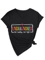 Détail du t-shirt noir col en V avec imprimé UNDIAGNOSED et ourlet noué stylé - Noir