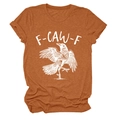 Detail eines karamellfarbenen T-Shirts mit weißem F-CAW-F-Text und Krähengrafik - S / Oberteile / Gebranntes Orange (Weißer Druck)