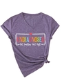 Détail d'un t-shirt violet col en V avec slogan imprimé et nœud élégant sur le côté - Violet