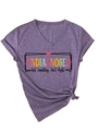 Détail d'un t-shirt violet à col en V avec imprimé undiagnosed et nœud sur le devant - Violet foncé