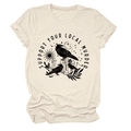 Dettaglio della stampa grafica con corvo e cristallo su t-shirt in cotone beige con testo - S / Sabbia (Stampa Nera)