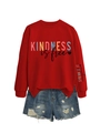 Detail van rode crewneck sweatshirt met Kindness is Free print en mouwbelettering - S / Rood (Zwarte Afdruk)